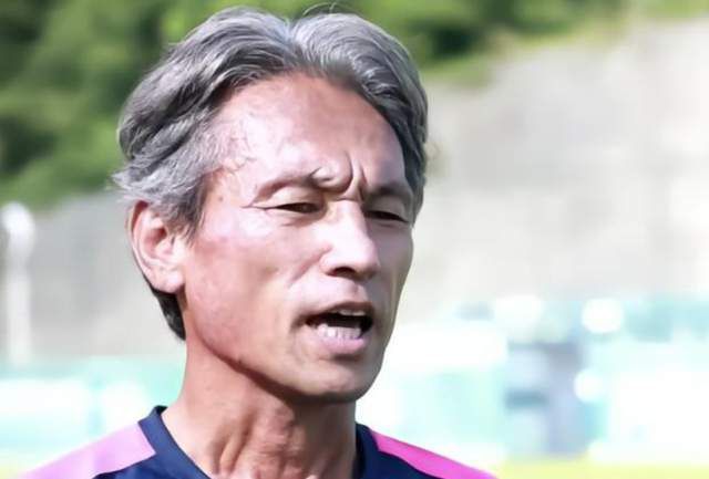 年仅八岁的小女儿见他回来，便抱着她问道：爸爸，哥哥是不是快要死了？史密斯急忙安慰道：别乱想，你哥哥不会死的。